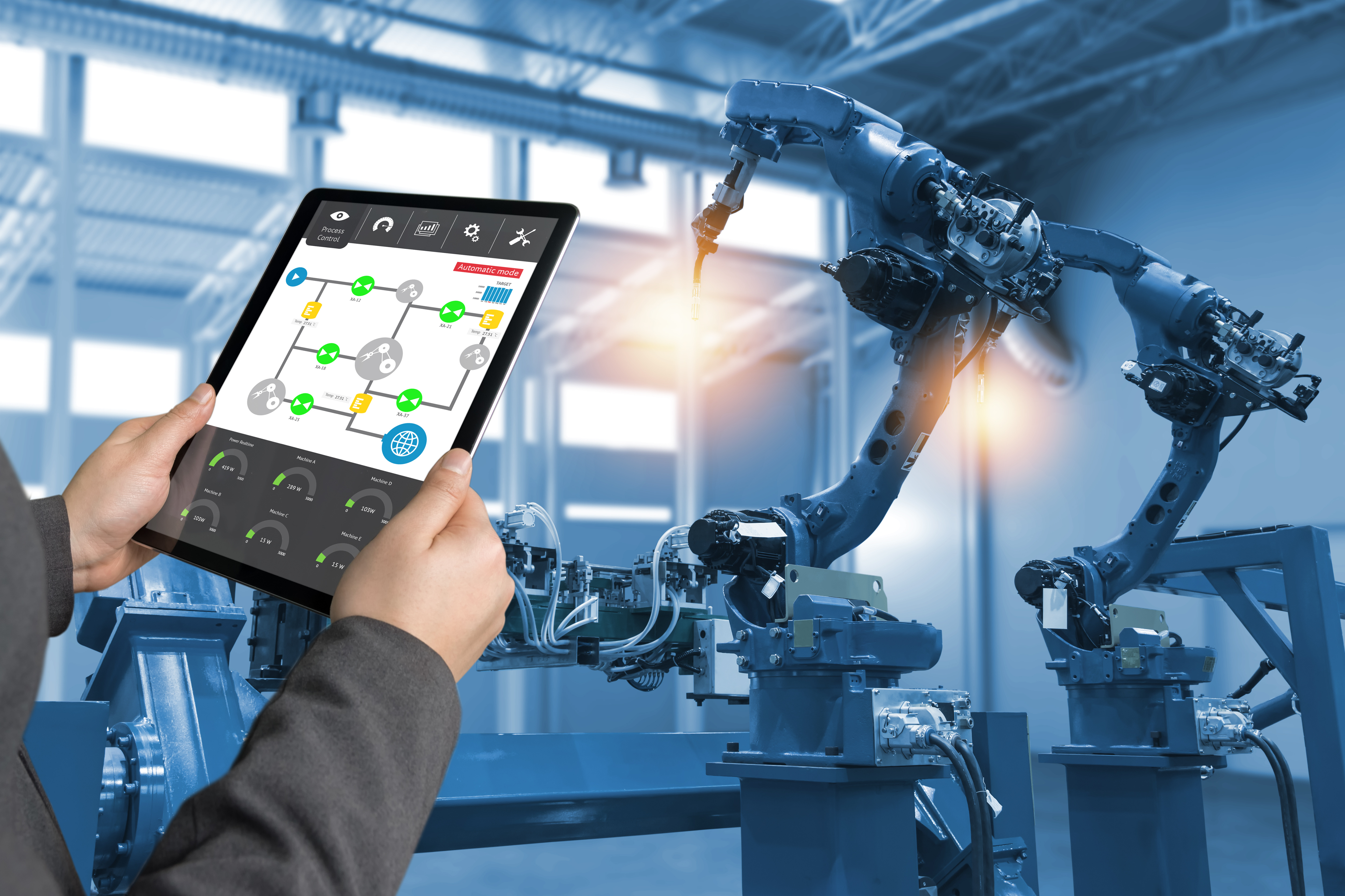 Ingenieur Hand mit Tablette, schwere Automatisierung Roboterarm Maschine in Smart Factory Industrie mit Tablette Echtzeit-Prozesskontrolle Überwachungssystem Anwendung. Industrie 4.0 iot Konzept